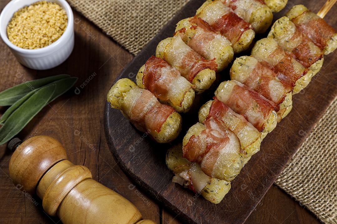 Espetos de mandioca envoltos em bacon, medalhão de mandioca JPG