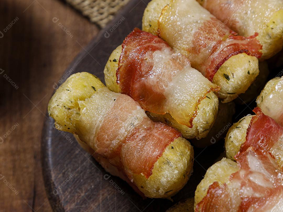 Espetos de mandioca envoltos em bacon, medalhão de mandioca JPG