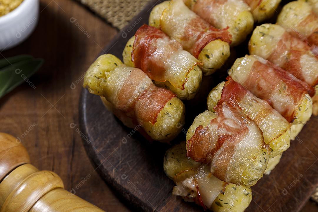 Espetos de mandioca envoltos em bacon, medalhão de mandioca JPG