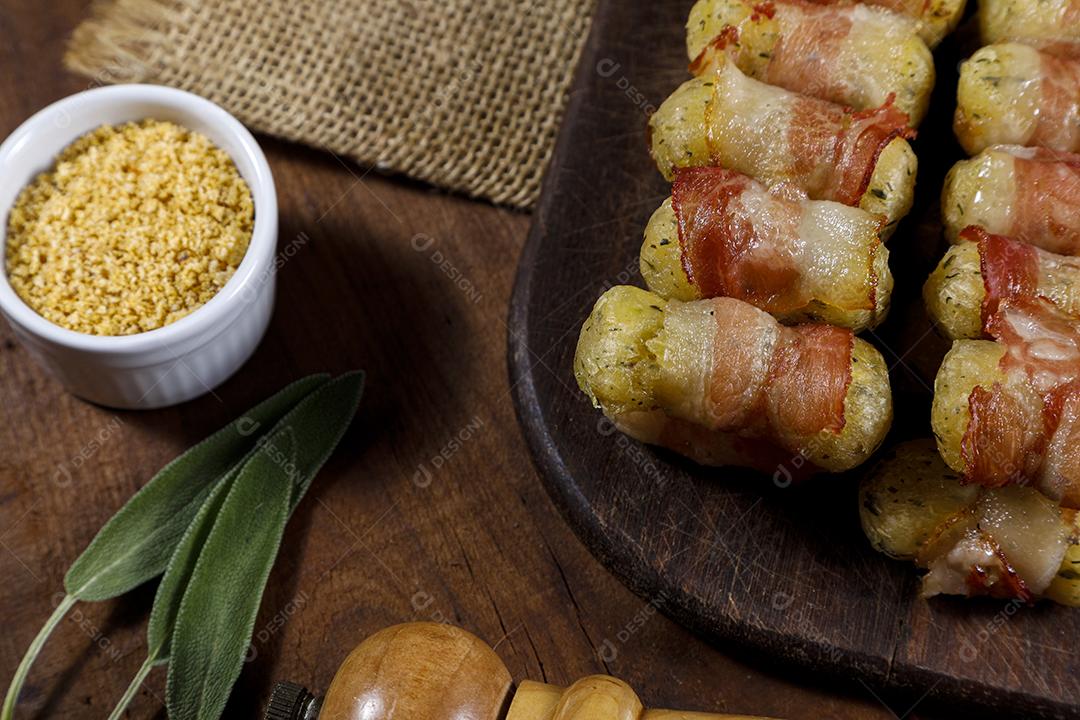 Espetos de mandioca envoltos em bacon, medalhão de mandioca JPG