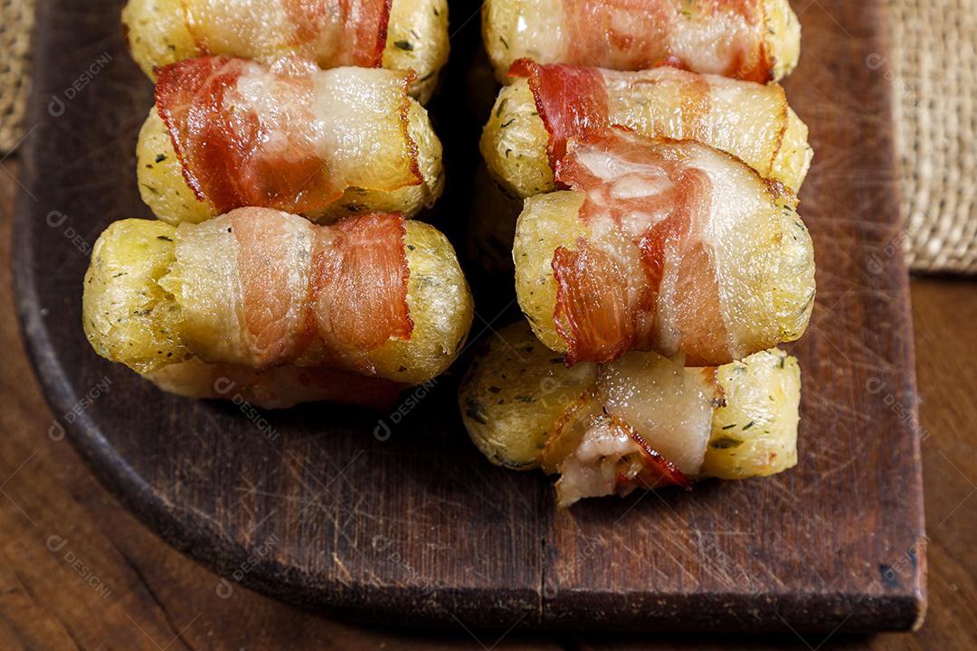 Espetos de mandioca envoltos em bacon, medalhão de mandioca JPG