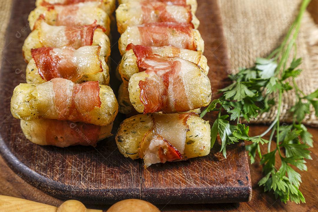 Espetos de mandioca envoltos em bacon, medalhão de mandioca JPG
