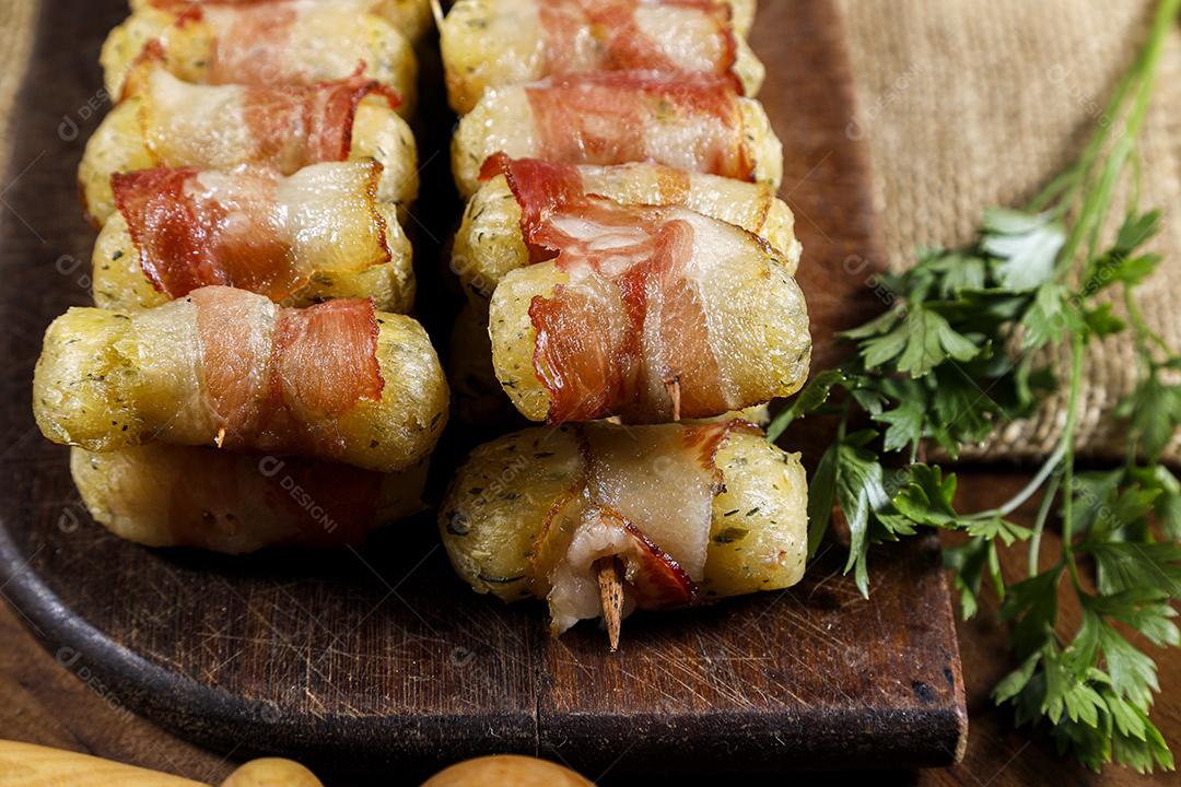 Espetos de mandioca envoltos em bacon, medalhão de mandioca JPG