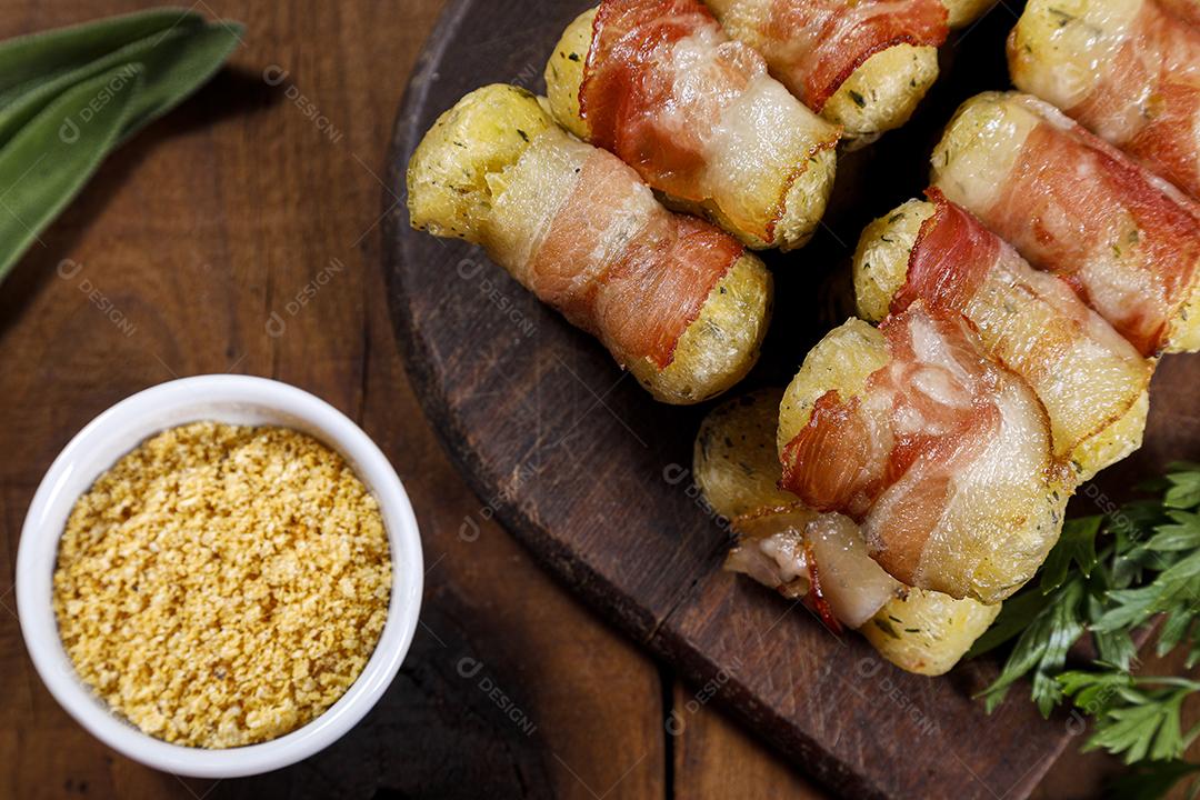 Espetos de mandioca envoltos em bacon, medalhão de mandioca JPG