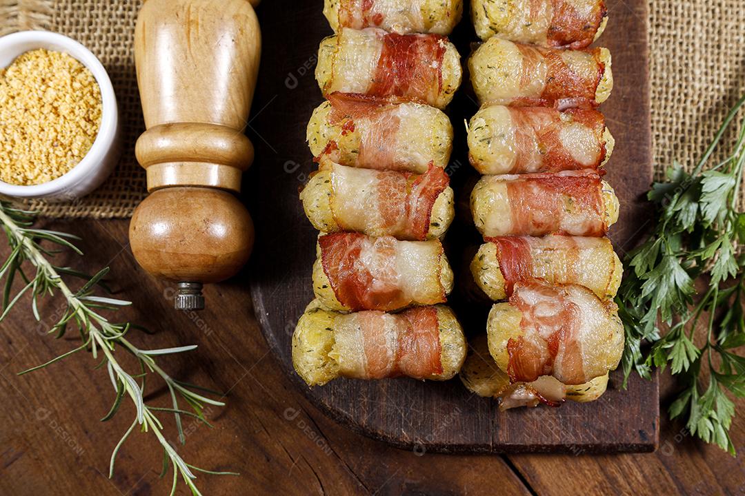 Espetos de mandioca envoltos em bacon, medalhão de mandioca JPG