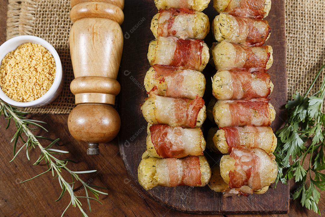 Espetos de mandioca envoltos em bacon, medalhão de mandioca JPG