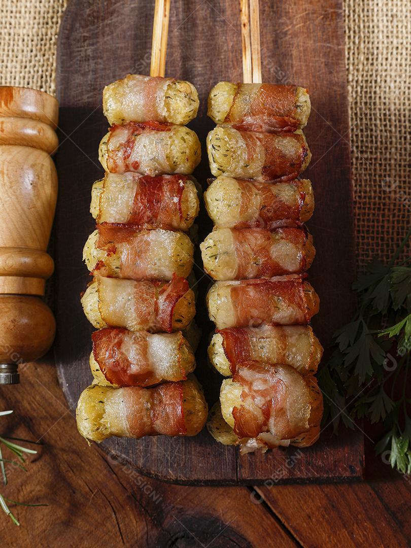 Espetos de mandioca envoltos em bacon, medalhão de mandioca JPG