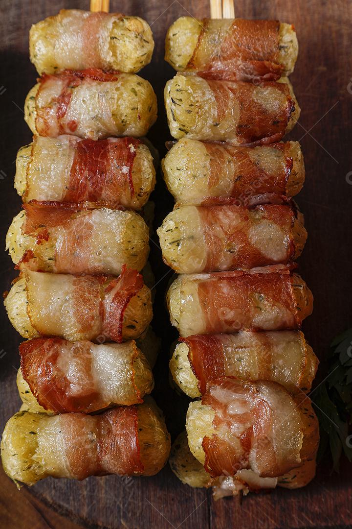 Espetos de mandioca envoltos em bacon, medalhão de mandioca JPG