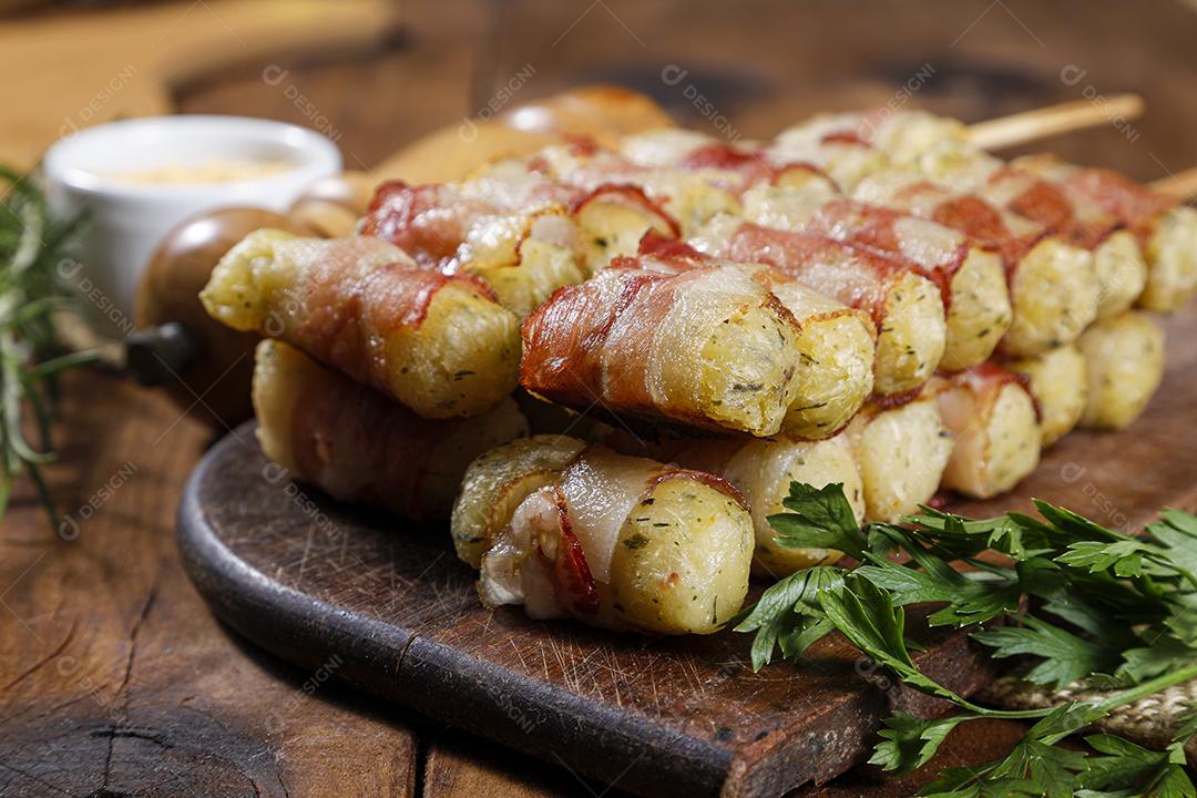 Espetos de mandioca envoltos em bacon, medalhão de mandioca JPG