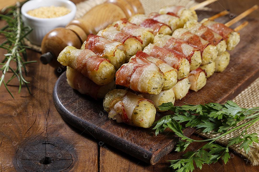 Espetos de mandioca envoltos em bacon, medalhão de mandioca JPG