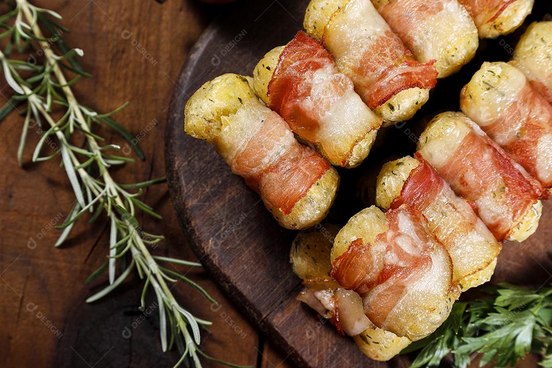Espetos de mandioca envoltos em bacon, medalhão de mandioca JPG