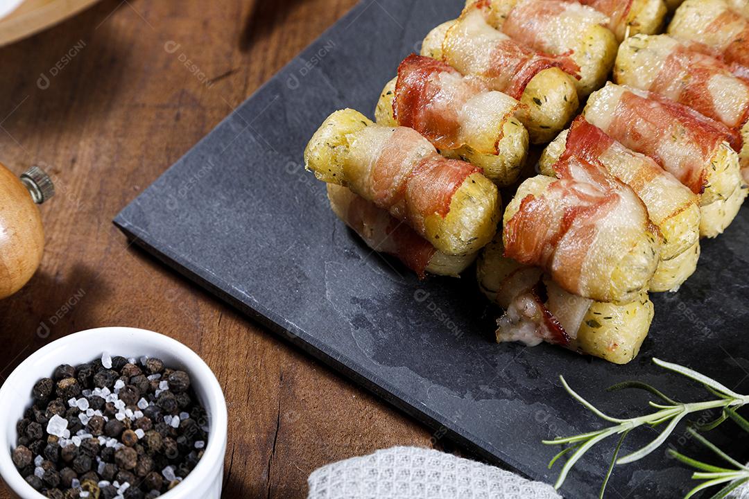 Espetos de mandioca envoltos em bacon, medalhão de mandioca JPG