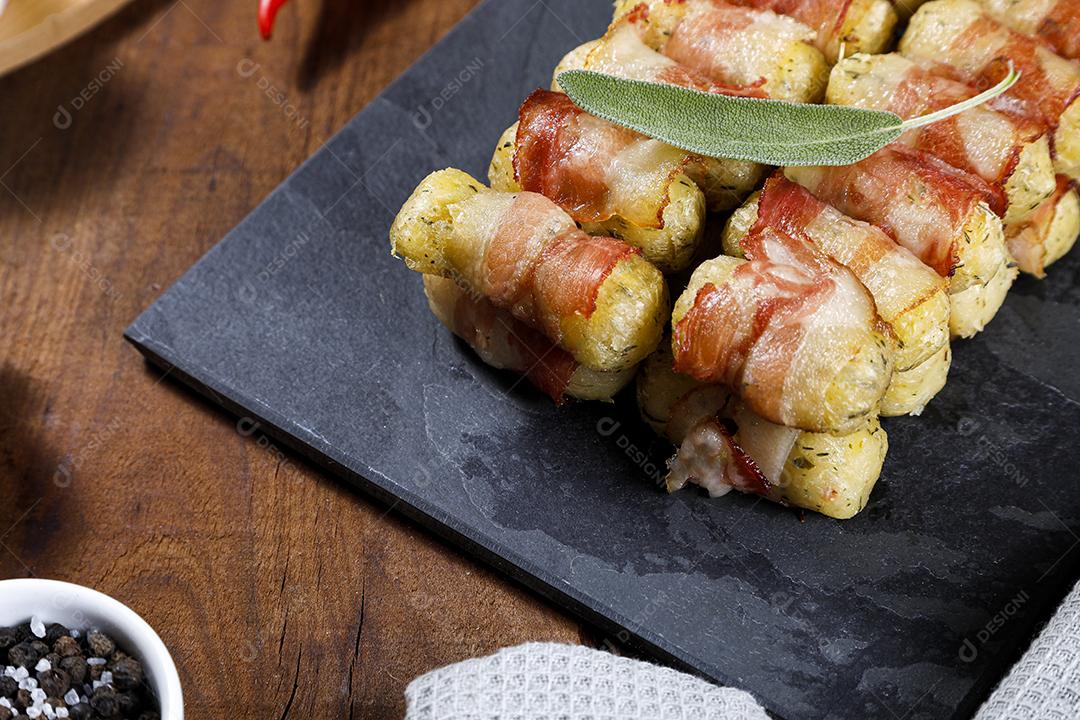 Espetos de mandioca envoltos em bacon, medalhão de mandioca JPG