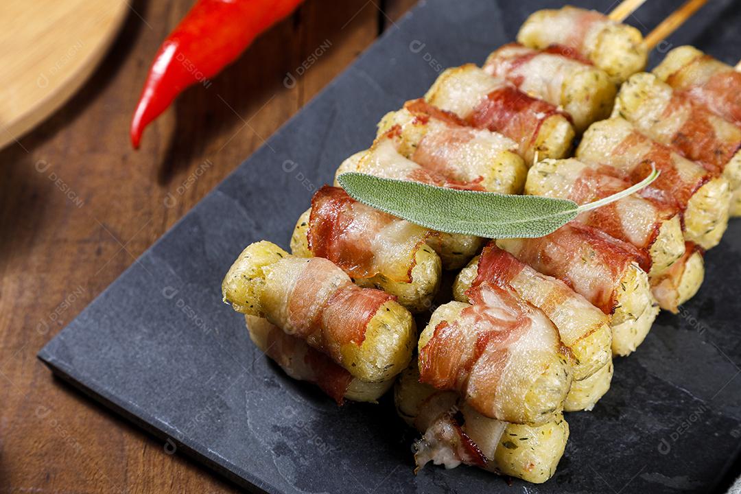 Espetos de mandioca envoltos em bacon, medalhão de mandioca JPG