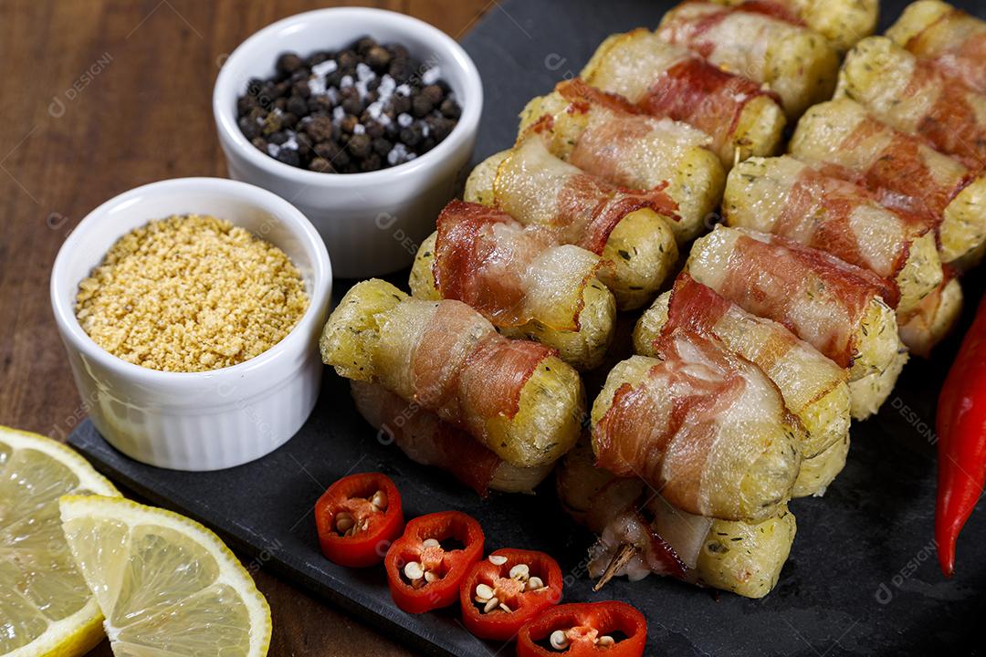 Espetos de mandioca envoltos em bacon, medalhão de mandioca JPG