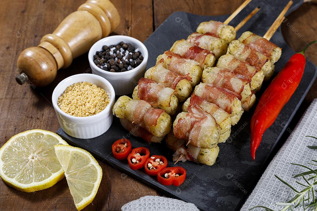 Espetos de mandioca envoltos em bacon, medalhão de mandioca JPG