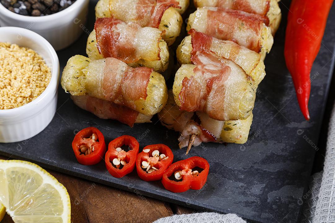 Espetos de mandioca envoltos em bacon, medalhão de mandioca JPG
