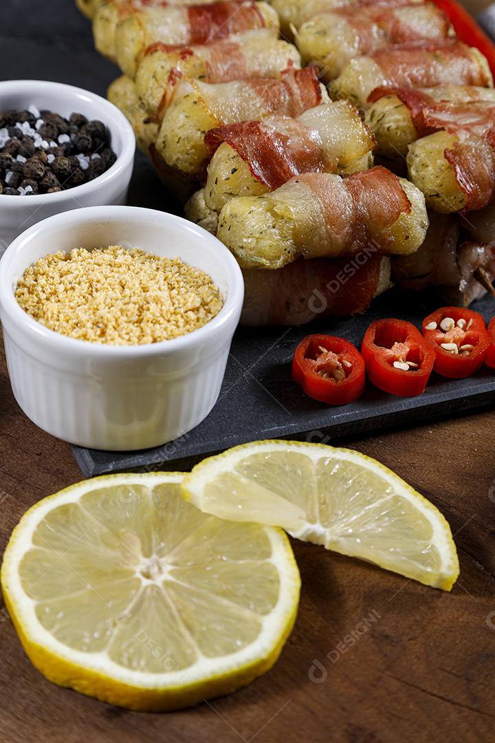 Espetos de mandioca envoltos em bacon, medalhão de mandioca JPG