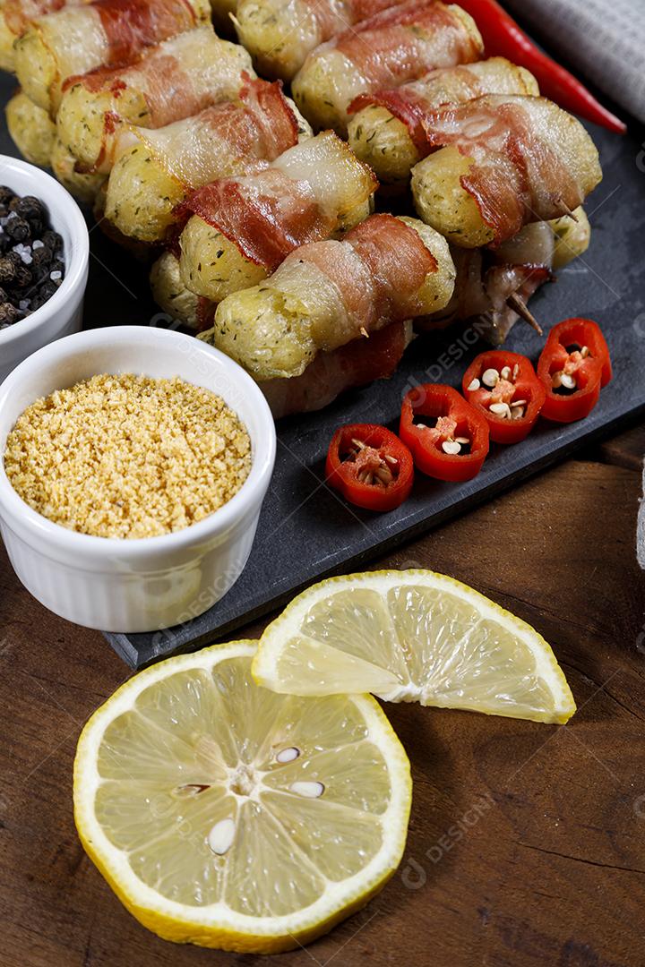 Espetos de mandioca envoltos em bacon, medalhão de mandioca JPG