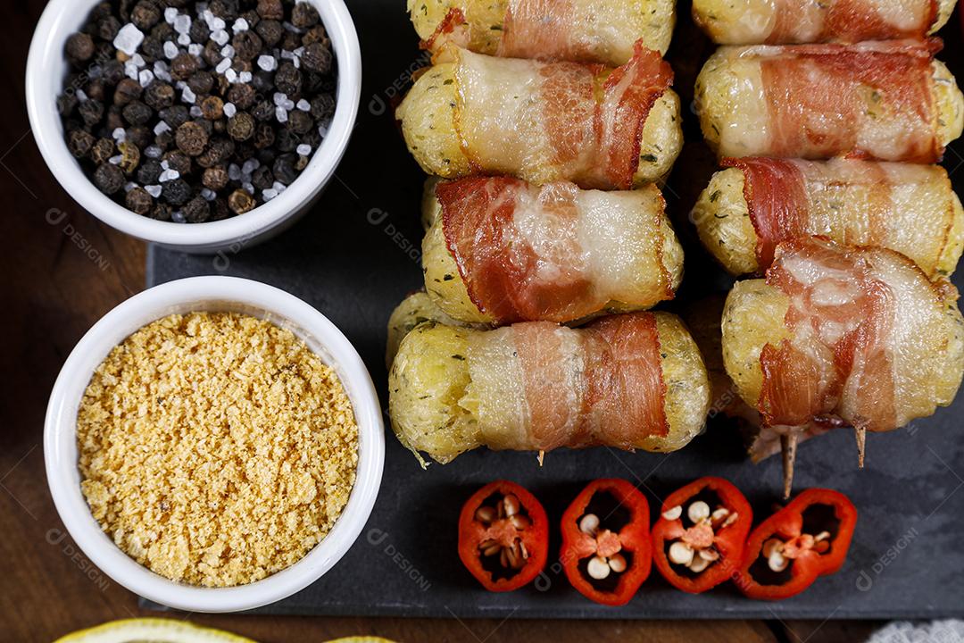 Espetos de mandioca envoltos em bacon, medalhão de mandioca JPG