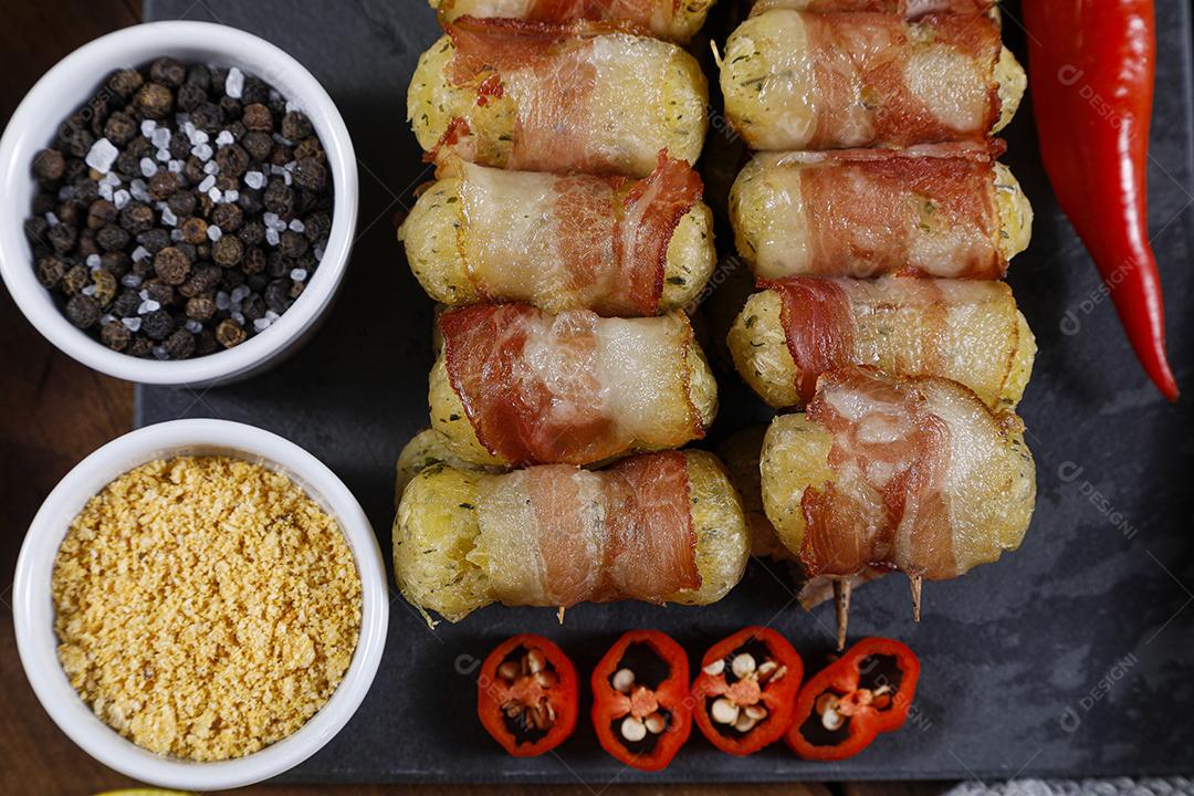 Espetos de mandioca envoltos em bacon, medalhão de mandioca JPG