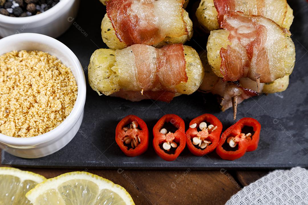 Espetos de mandioca envoltos em bacon, medalhão de mandioca JPG