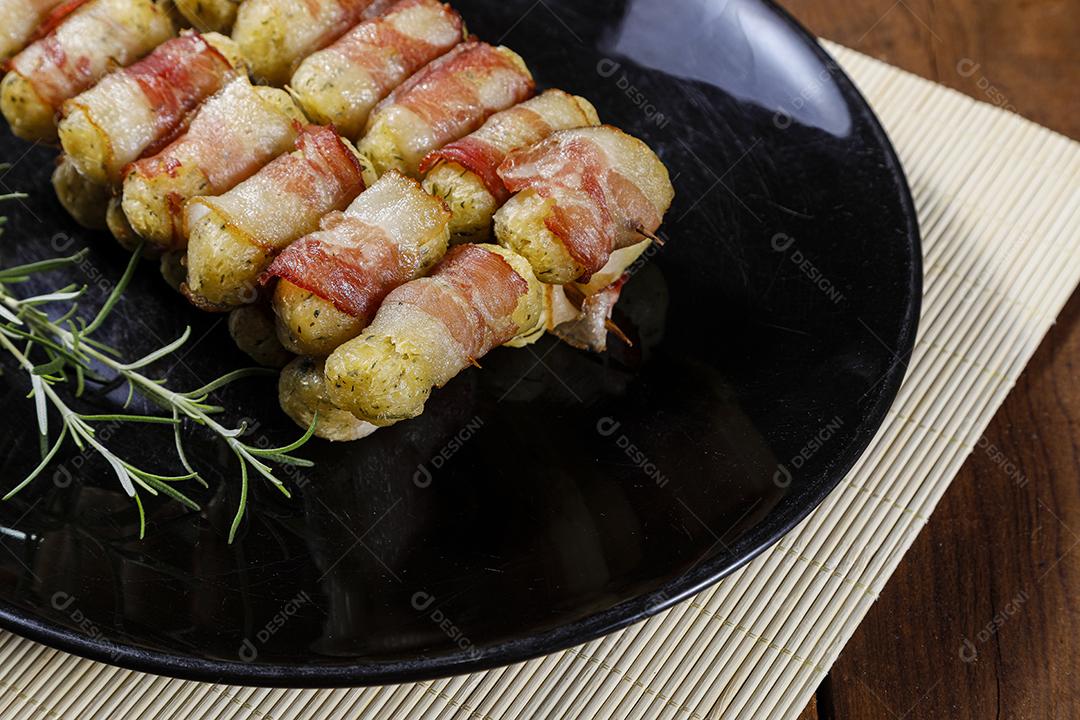 Espetos de mandioca envoltos em bacon, medalhão de mandioca JPG