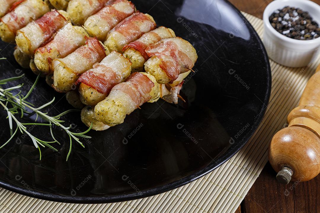 Espetos de mandioca envoltos em bacon, medalhão de mandioca JPG