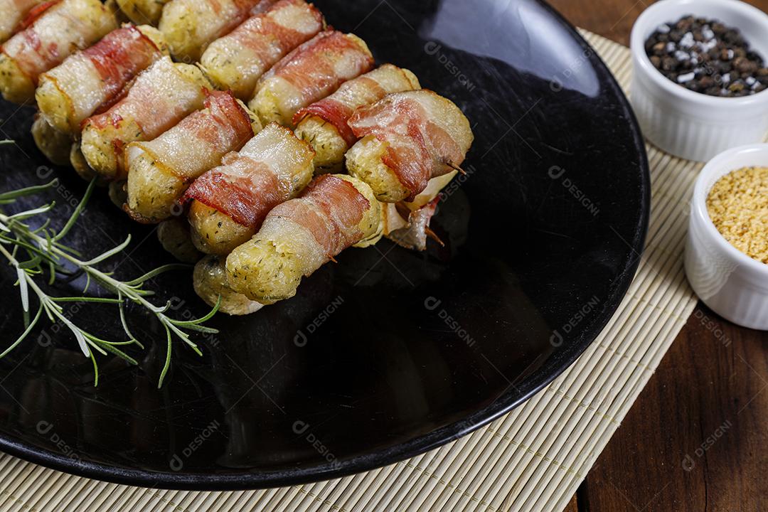Espetos de mandioca envoltos em bacon, medalhão de mandioca JPG