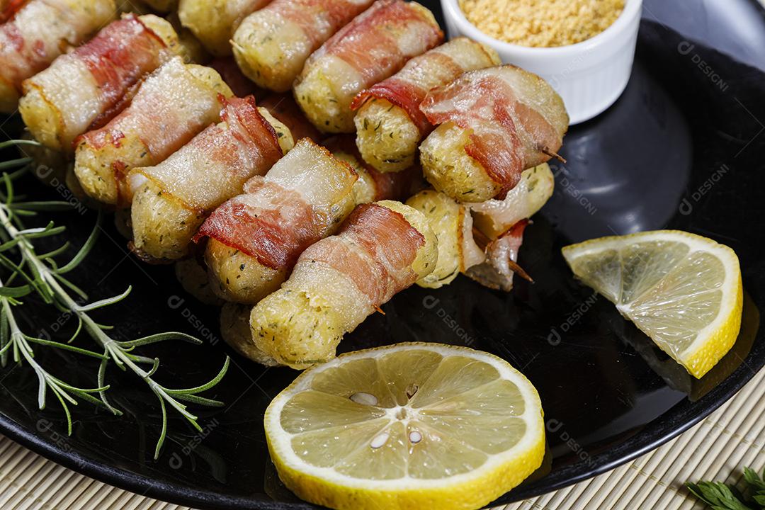 Espetos de mandioca envoltos em bacon, medalhão de mandioca JPG
