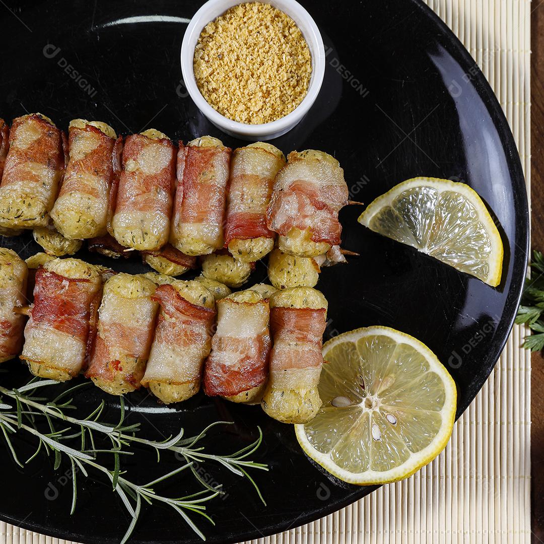 Espetos de mandioca envoltos em bacon, medalhão de mandioca JPG