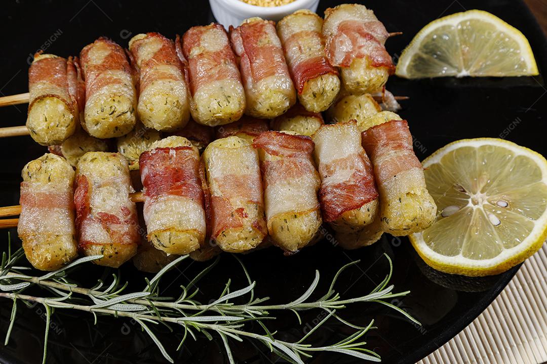 Espetos de mandioca envoltos em bacon, medalhão de mandioca JPG