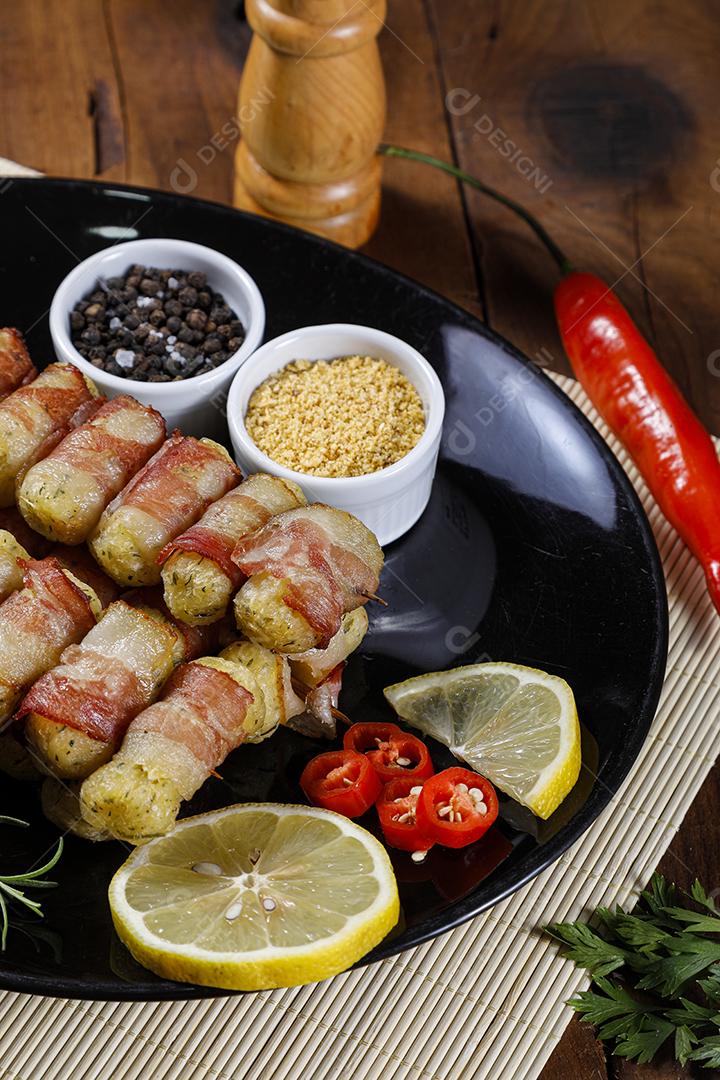 Espetos de mandioca envoltos em bacon, medalhão de mandioca JPG