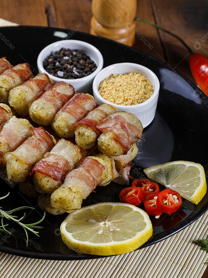 Espetos de mandioca envoltos em bacon, medalhão de mandioca JPG