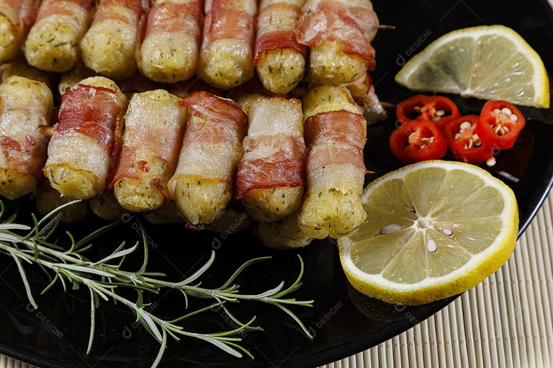 Espetos de mandioca envoltos em bacon, medalhão de mandioca JPG