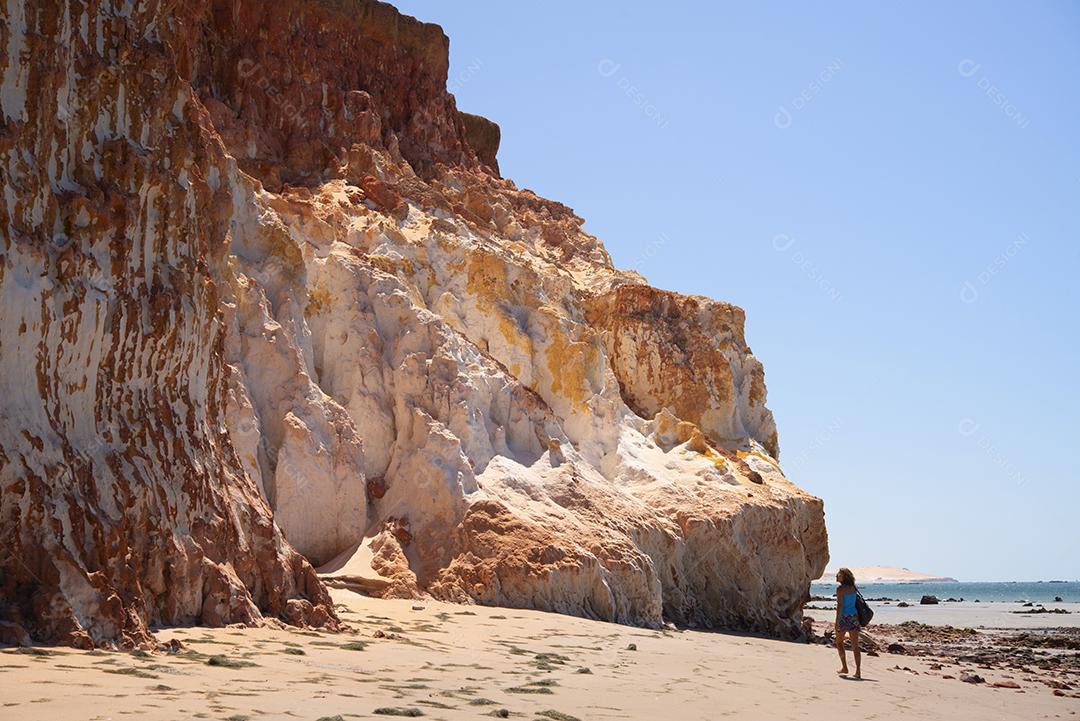 Penhasco de areias coloridas em tons de vermelho, laranja, amarelo e branco Praia de Vila Nova