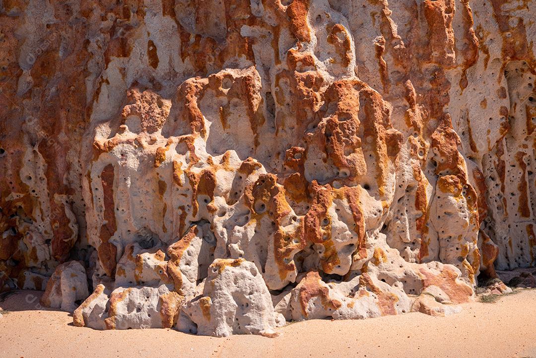 Penhasco de areias coloridas em tons de vermelho, laranja, amarelo e branco Praia de Vila Nova