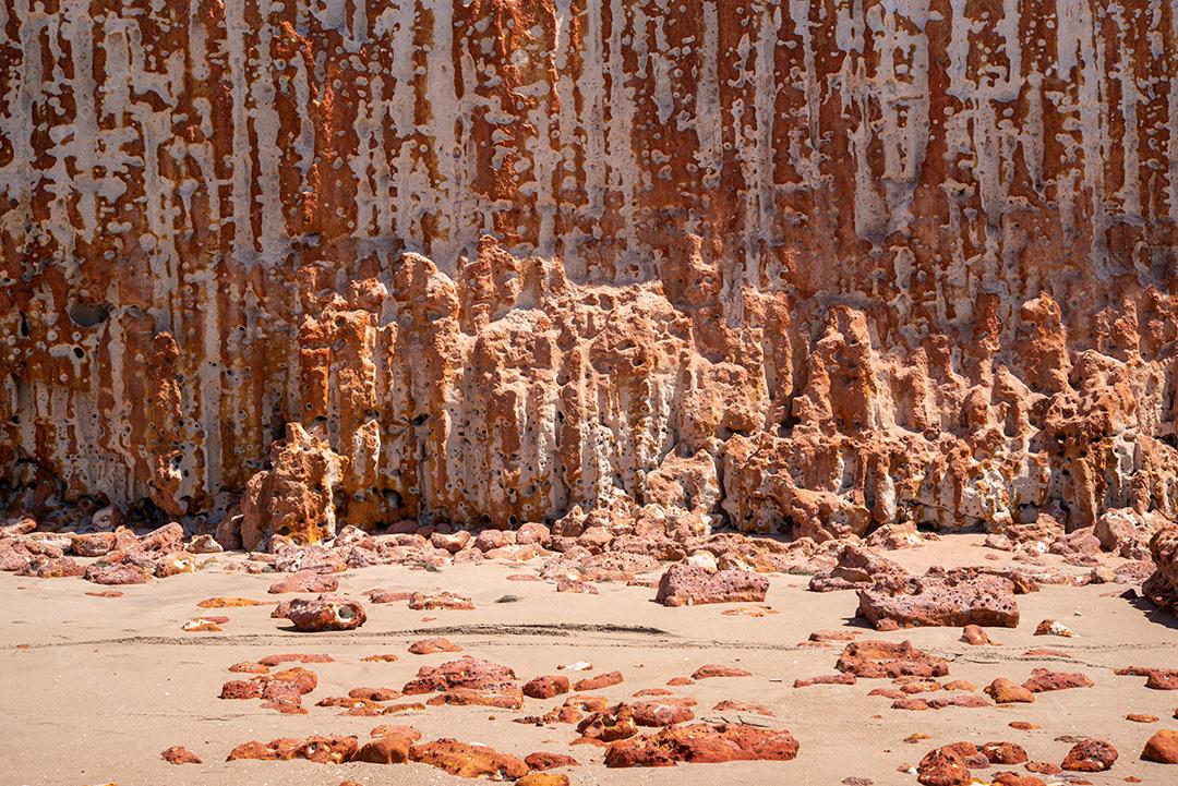 Penhasco de areias coloridas em tons de vermelho, laranja, amarelo e branco Praia de Vila Nova