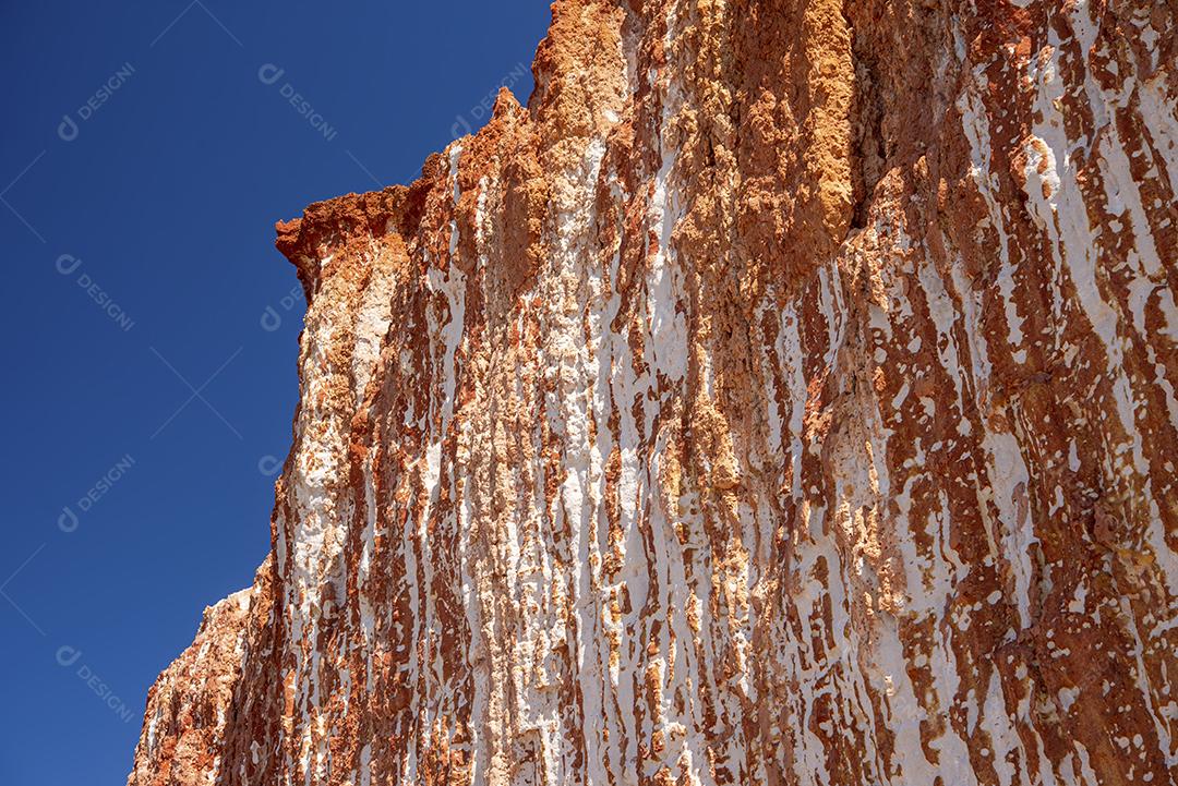 Penhasco de areias coloridas em tons de vermelho, laranja, amarelo e branco Praia de Vila Nova