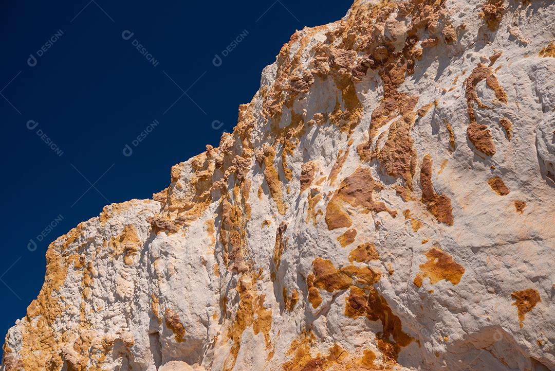 Penhasco de areias coloridas em tons de vermelho, laranja, amarelo e branco Praia de Vila Nova