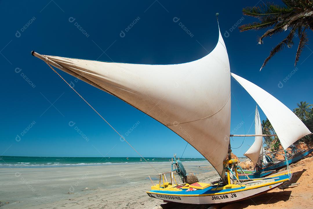 Jangadas com velas abertas em uma tarde ensolarada na praia de Vila Nova, Icapuí, Ceará