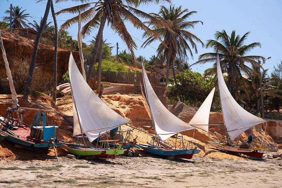 Jangadas com velas abertas em uma tarde ensolarada na praia de Vila Nova, Icapuí, Ceará