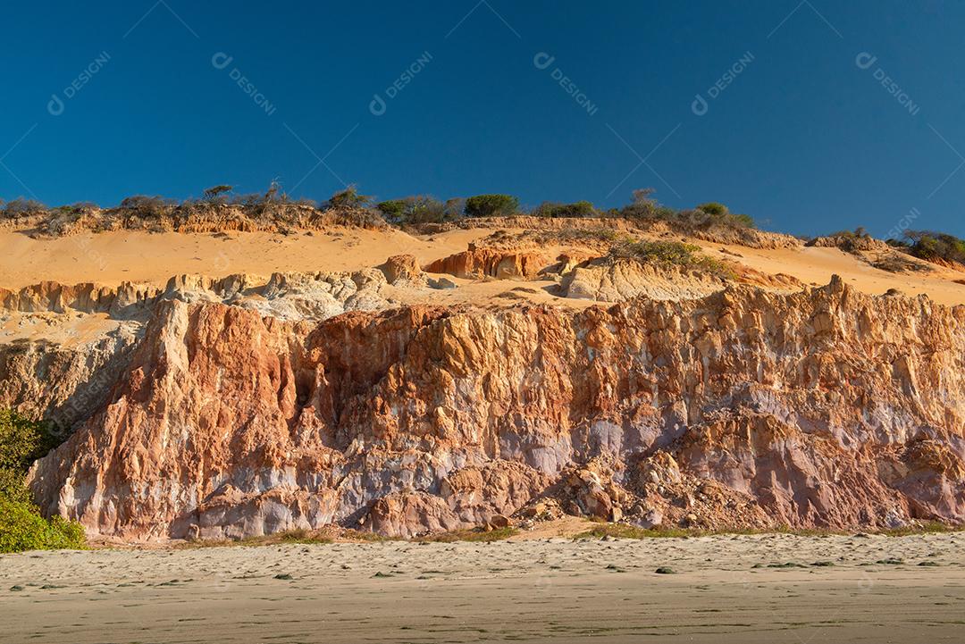 Duna e barreira com areias coloridas na praia de Ponta Grossa, Icapuí, Ceará