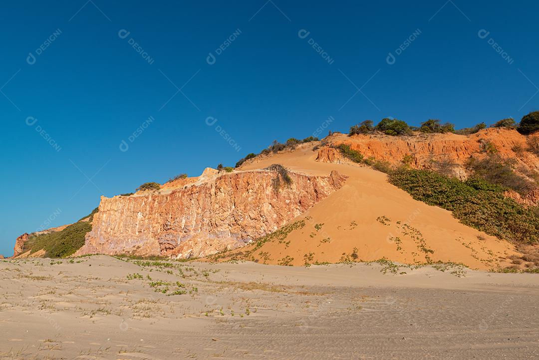 Duna e barreira com areias coloridas na praia de Ponta Grossa, Icapuí, Ceará