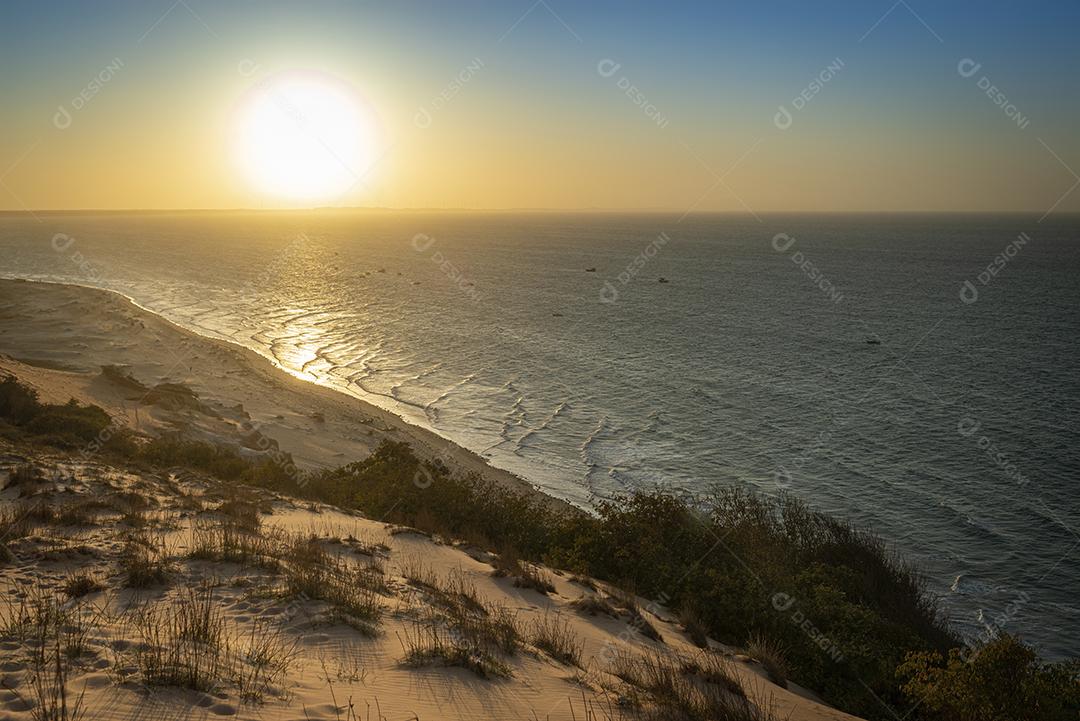 Vista superior da famosa duna da Praia de Ponta Grossa, Icapuí destacando a textura da areia