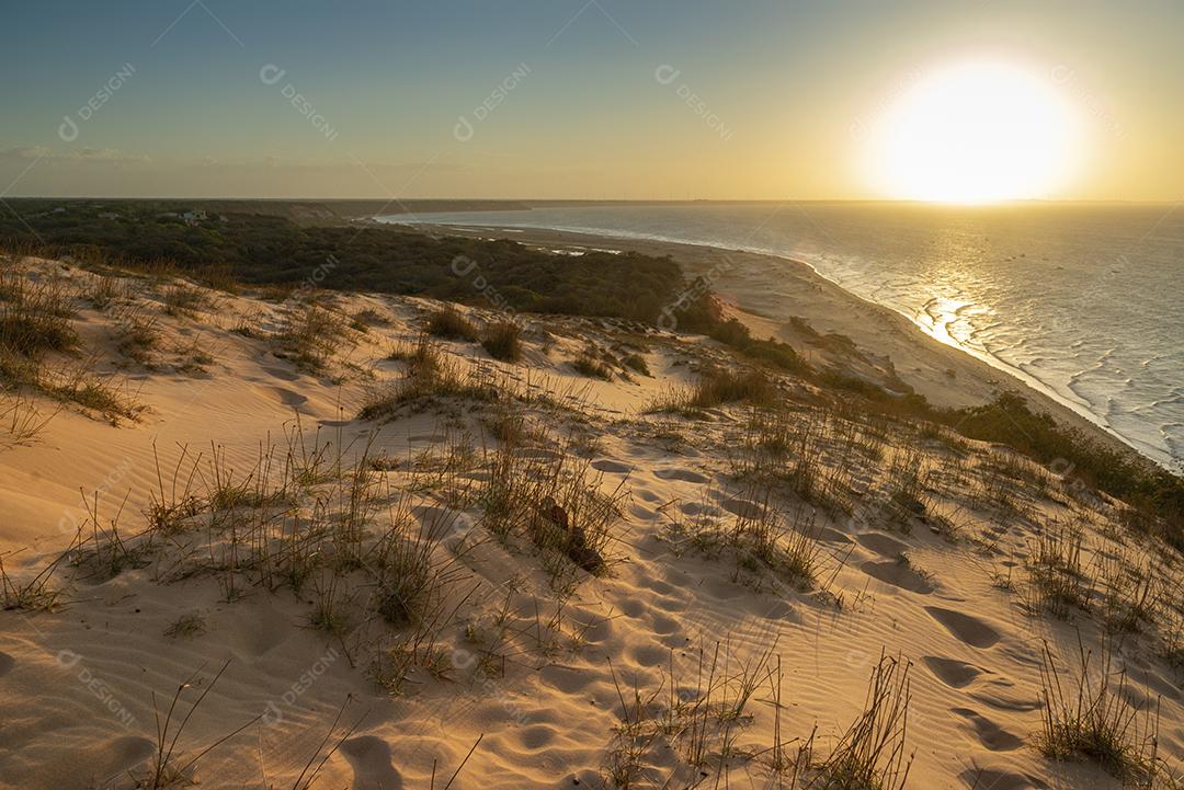 Vista superior da famosa duna da Praia de Ponta Grossa, Icapuí destacando a textura da areia