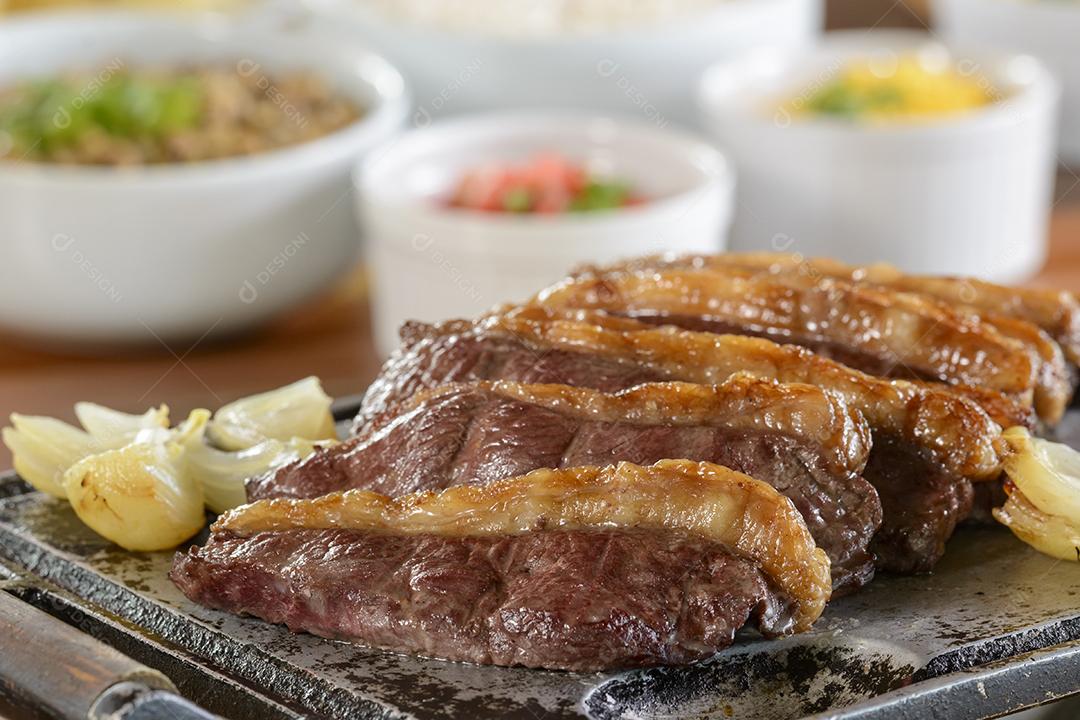 Churrasco de picanha assada na grelha e servida em rodelas