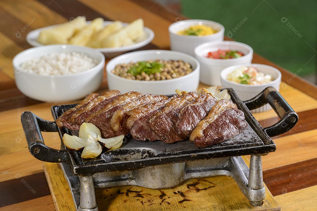 Churrasco de picanha assada na grelha e servida em rodelas