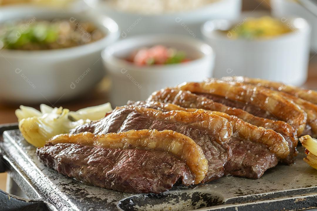 Churrasco de picanha assada na grelha e servida em rodelas