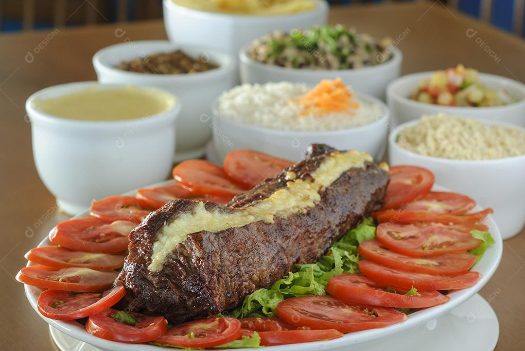 Churrasco de picanha assada na grelha e servida em rodelas